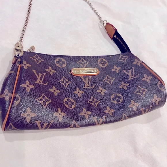 Louis mini bag so cute and trendy with the gold chain handle - Picture 2 of 4